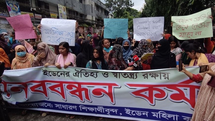 চার দাবিতে ইডেন শিক্ষার্থীদের সড়ক অবরোধ